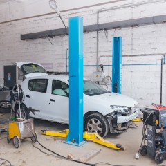 Кузовной цех, тут активно ведется работа сразу же с несколькими автомобилями.