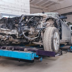 Автомобиль находится на стапеле, ведется подготовка к вытяжке кузова.