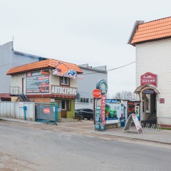 Наш магазин и въезд/выезд на территорию фирмы, а также автосервиса. Наши контроллеры КПП любезно покажут и предупредят нас, чтобы мы вас встретили уже около ворот сервиса