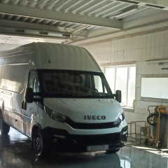 На нашу мойку помещается даже большой микроавтобус